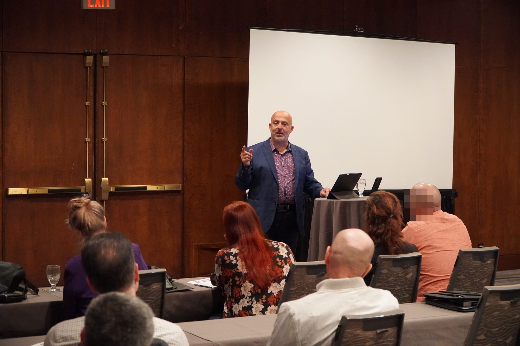 Jose Salloum speaking to a small seminar group in Toronto